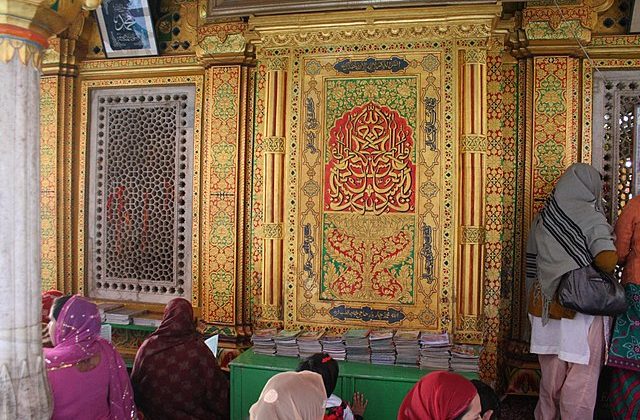 Women_praying_outside_Nizamuddin_Dargah